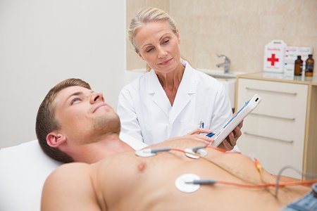 Врач делает процедуру пациенту